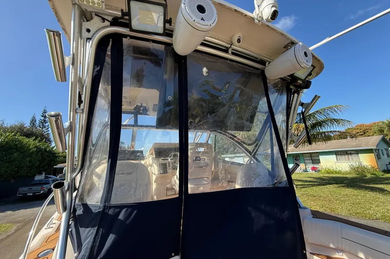  Yacht Photos Pics 2007 Grady-White Express 305 boat with enclosed cockpit, outdoor view.