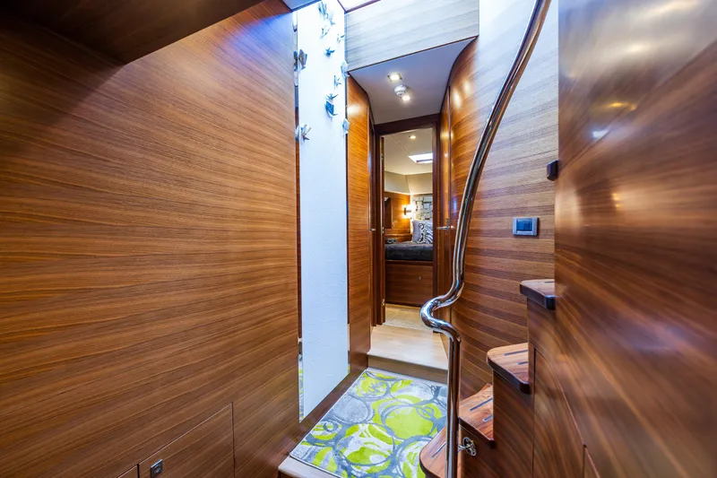 Blink Yacht Photos Pics Foyer 2