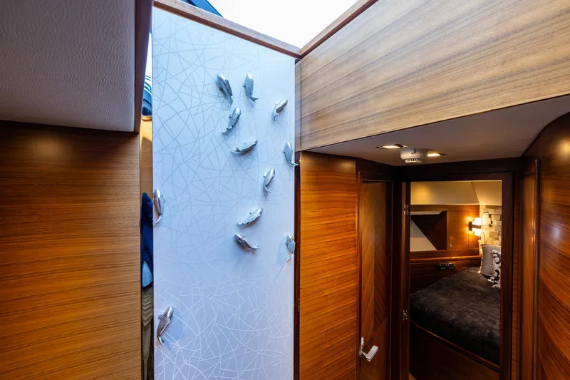 Blink Yacht Photos Pics Foyer 1