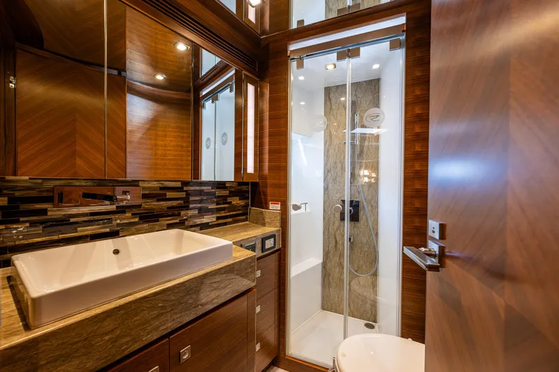 Blink Yacht Photos Pics Guest head 1