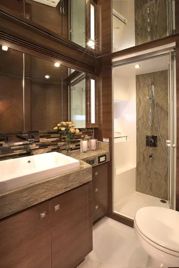 Blink Yacht Photos Pics Guest head 2