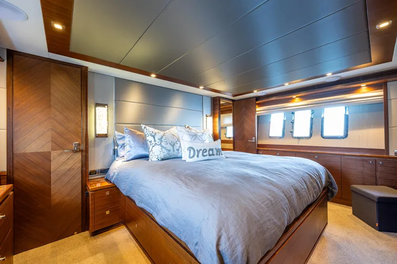 Blink Yacht Photos Pics Owners suite 1