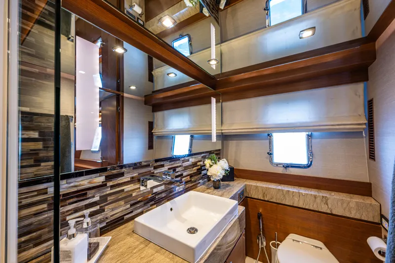 Blink Yacht Photos Pics Owners suite head 1