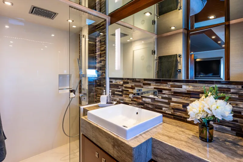 Blink Yacht Photos Pics Owners suite head 2