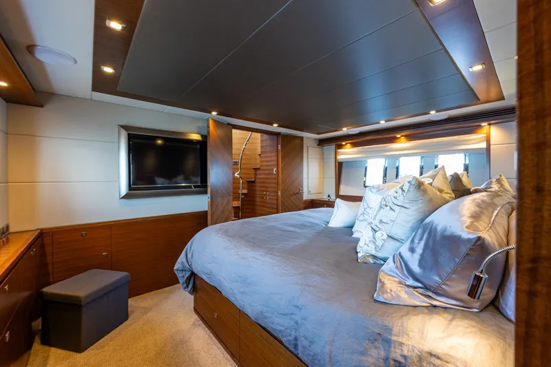 Blink Yacht Photos Pics Owners suite 4