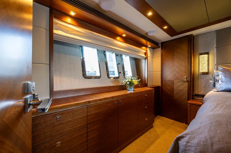 Blink Yacht Photos Pics Owners suite 2