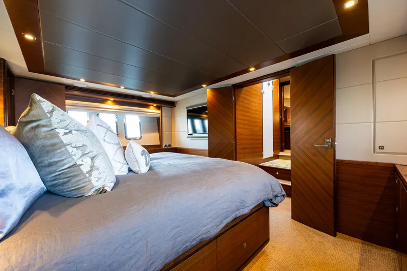 Blink Yacht Photos Pics Owners suite 3