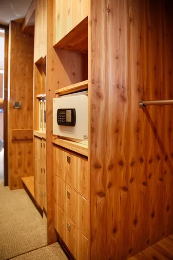 Blink Yacht Photos Pics Owners suite clothes locker 2