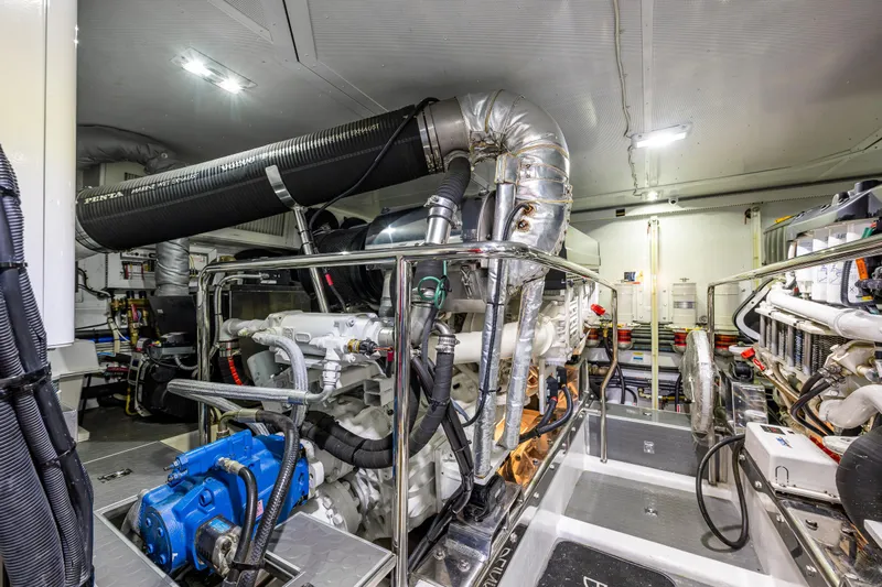 Blink Yacht Photos Pics Engine room 2