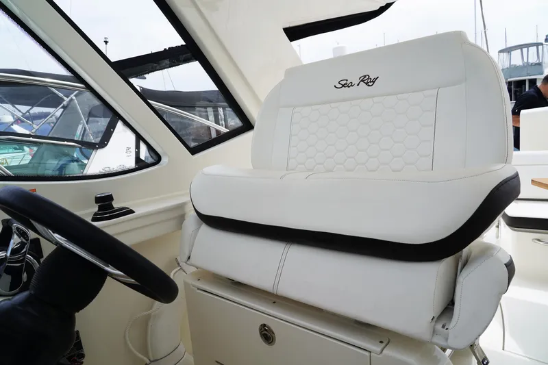Baseata Yacht Photos Pics 2018 Sea Ray 350 Sundancer Coupe
