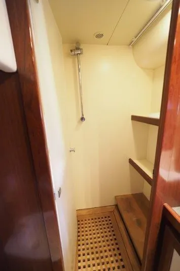  Yacht Photos Pics ABATI NEWPORT 46_BOX DOCCIA SERVIZI CABINA ARMATORE.jpg