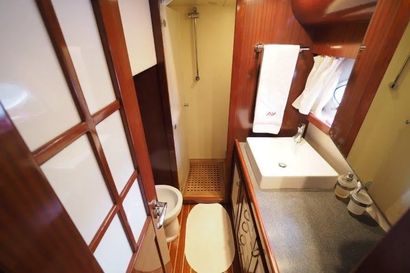  Yacht Photos Pics ABATI NEWPORT 46_SERVIZI CABINA ARMATORE ALTRO ANGOLO.jpeg