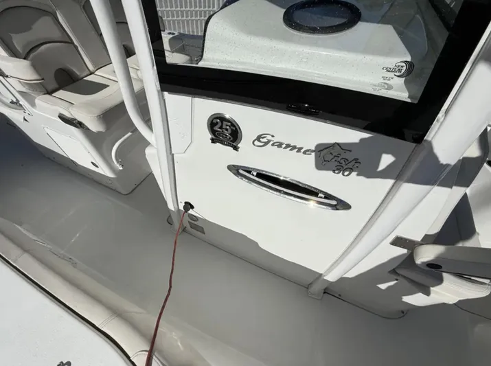 30-064 Brokerage Ron Yacht Photos Pics 2021 Sea Hunt Gamefish 30 Forward Seating boat interior, featuring sleek design and seating area.