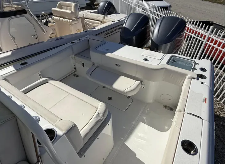 30-064 Brokerage Ron Yacht Photos Pics 2021 Sea Hunt Gamefish 30 Forward Seating boat interior with white cushioned seats and dual engines.