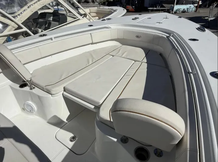 30-064 Brokerage Ron Yacht Photos Pics 2021 Sea Hunt Gamefish 30 Forward Seating, white cushioned boat interior.