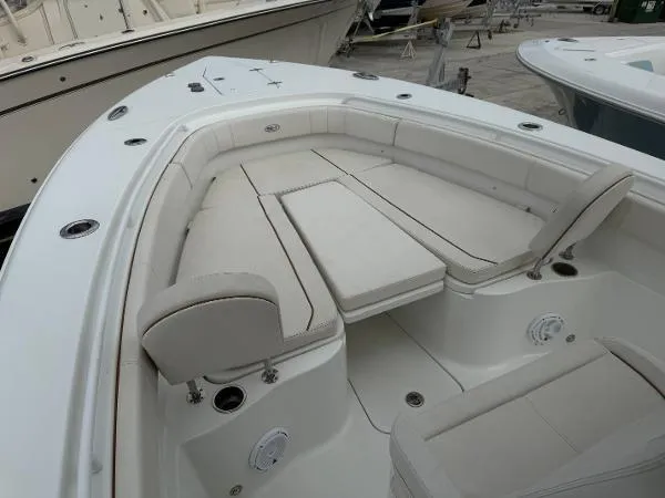 30-064 Brokerage Ron Yacht Photos Pics 2021 Sea Hunt Gamefish 30 Forward Seating, spacious bow area with cushioned seats.