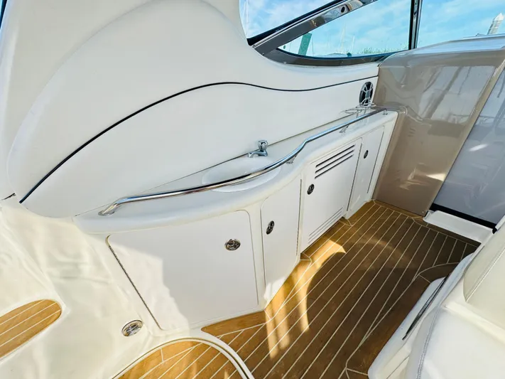 Tranquilo Yacht Photos Pics 2004 Sea Ray 360 Sundancer interior with sleek cabinetry and wood flooring.