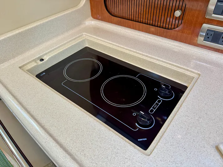 Tranquilo Yacht Photos Pics 2004 Sea Ray 360 Sundancer kitchen with built-in electric stovetop.
