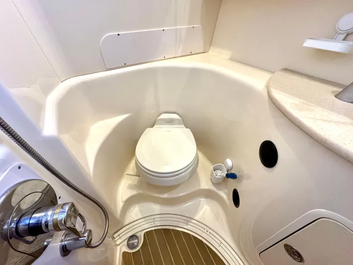 Tranquilo Yacht Photos Pics 2004 Sea Ray 360 Sundancer bathroom with toilet and shower fixtures.
