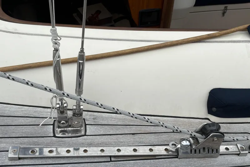 Arethusa Yacht Photos Pics Deck fittings and rigging on a 2017 Leonardo Eagle 44 sailboat.