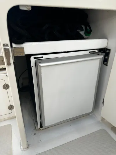 Mi-di Yacht Photos Pics Cockpit stbd fridge