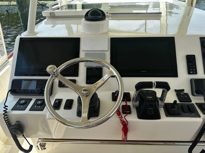 Mi-di Yacht Photos Pics Helm