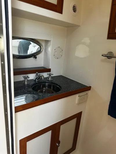 Mi-di Yacht Photos Pics Head