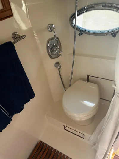 Mi-di Yacht Photos Pics Head