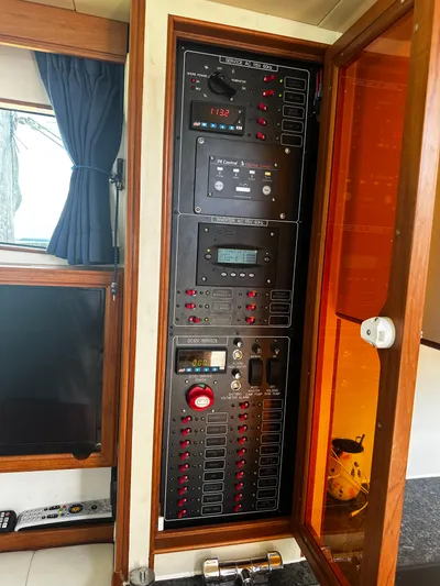 Mi-di Yacht Photos Pics Power distribution panel