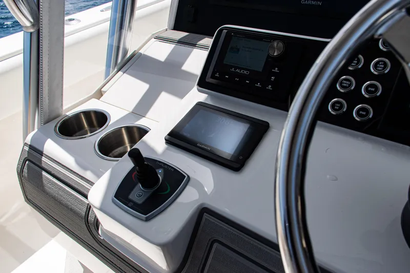  Yacht Photos Pics 2025 SeaVee 400Z boat dashboard with modern controls and navigation system.