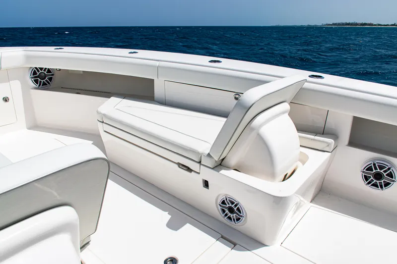  Yacht Photos Pics 2025 SeaVee 400Z boat interior with seating and ocean view.