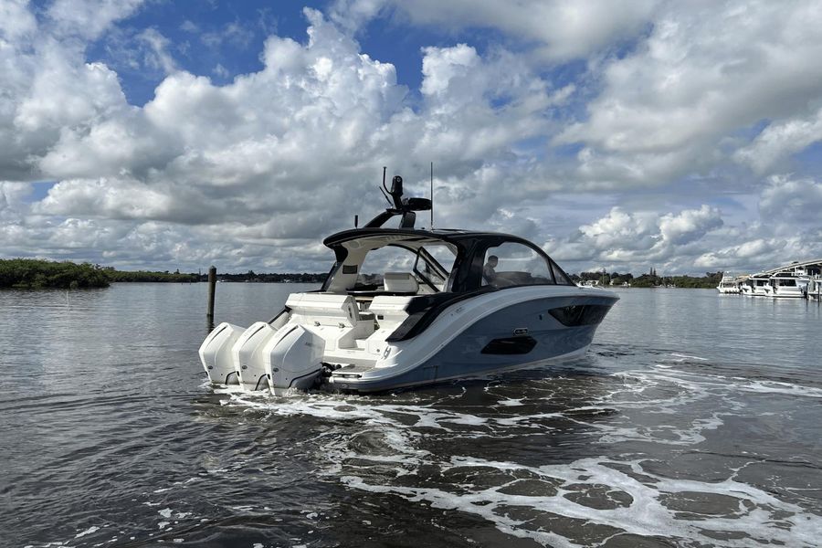 2021 Sea Ray 370 Sundancer