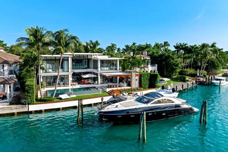 Essence Yacht Photos Pics 