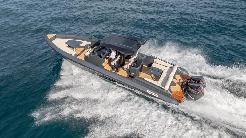 New 2025 Skipper 38 Twin 500 Yacht Photos Pics 2025 Skipper-BSK 38NC speedboat cruising on open water, showcasing sleek design and powerful engines.