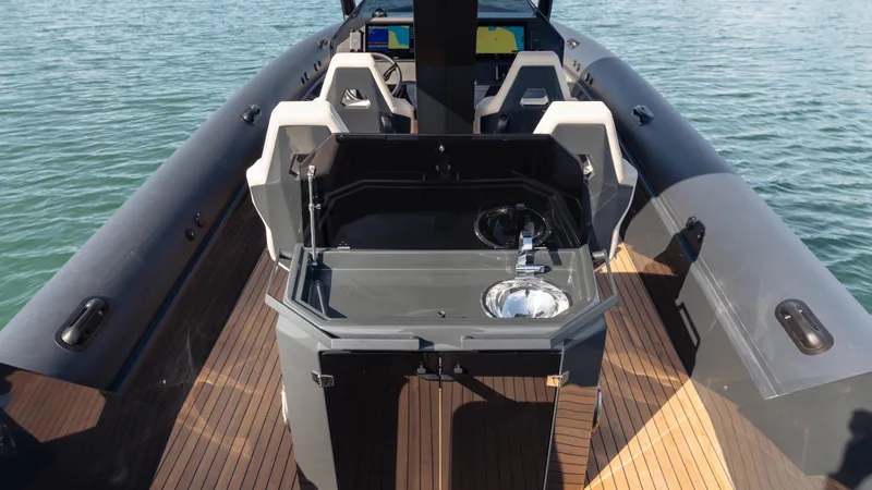 New 2025 Skipper 38 Twin 500 Yacht Photos Pics 2025 Skipper-BSK 38NC boat with sleek deck design and modern amenities on the water.