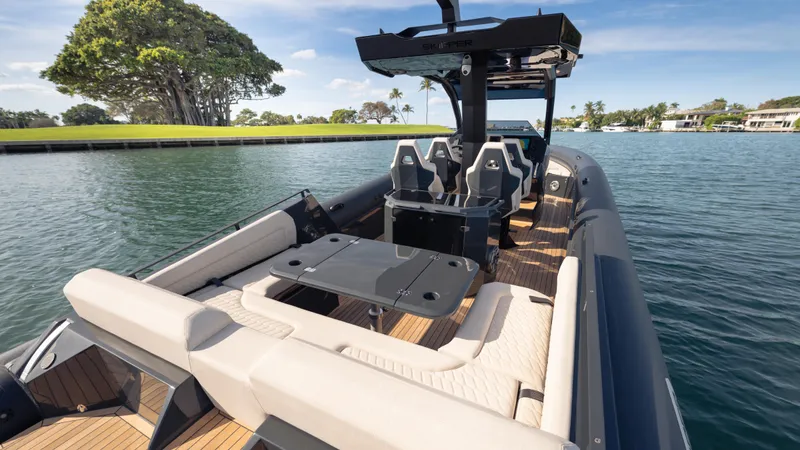New 2025 Skipper 38 Twin 500 Yacht Photos Pics 2025 Skipper-BSK 38NC luxury boat with spacious seating on calm water.