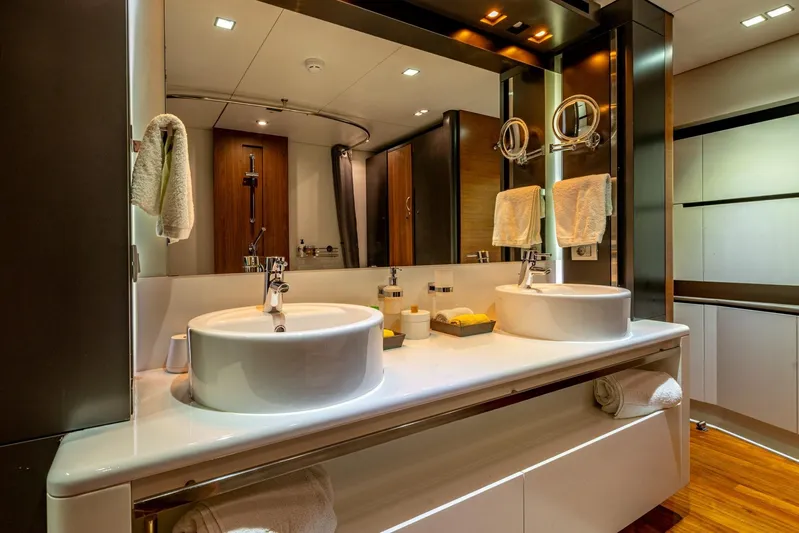 Quantum Yacht Photos Pics Luxurious bathroom on 2007 Peri Yachts 29, featuring dual sinks and elegant design.