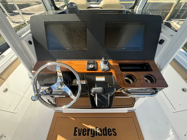  Yacht Photos Pics 2025 EVERGLADES 315 CC - Image 7