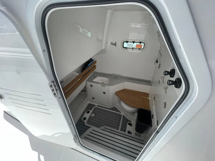  Yacht Photos Pics 2025 EVERGLADES 315 CC - Image 15