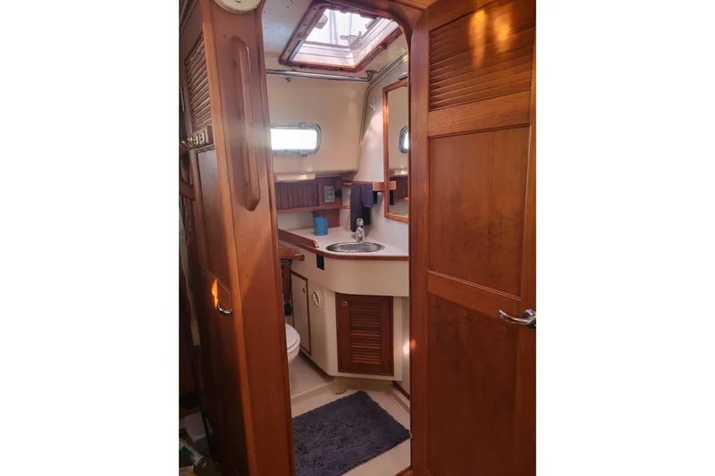 Catharpin Blue Yacht Photos Pics 1984 Island Packet 420 yacht bathroom with wooden cabinetry and skylight.