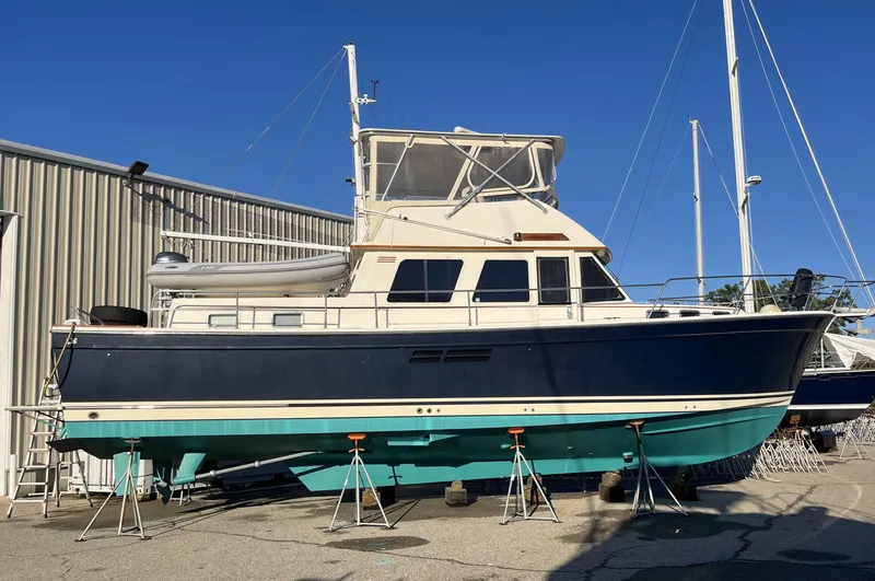Candy O Yacht Photos Pics 1999 Sabre Sabreline 47 yacht on stands, blue and white hull, docked outdoors.