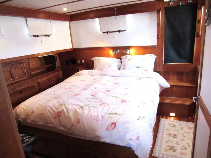 Candy O Yacht Photos Pics Cozy bedroom in 1999 Sabre Sabreline 47 yacht with floral bedding and wooden interior.