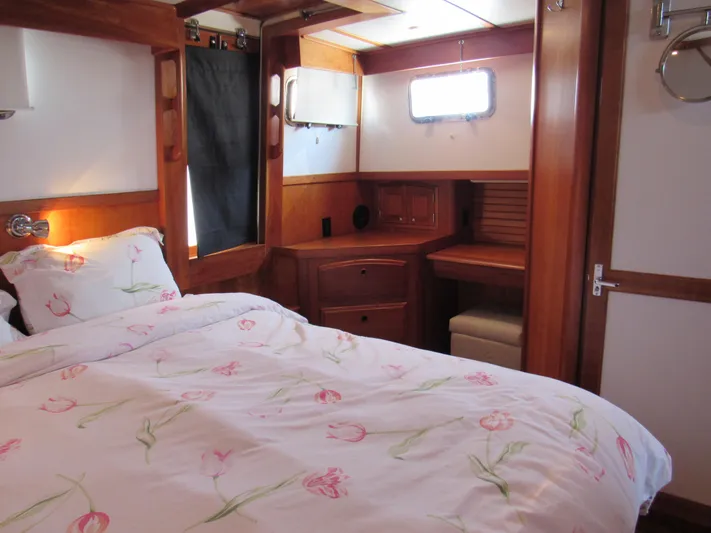 Candy O Yacht Photos Pics Cozy bedroom in 1999 Sabreline 47 yacht with floral bedding and wooden interior.