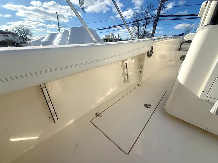 New In 2025, Clean, Loaded, Warranty Yacht Photos Pics 