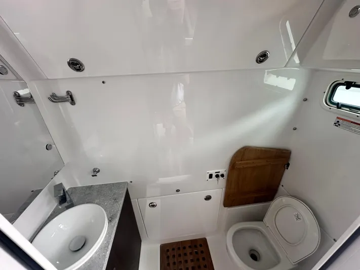  Yacht Photos Pics 2025 Everglades 395 Cc - Image 19