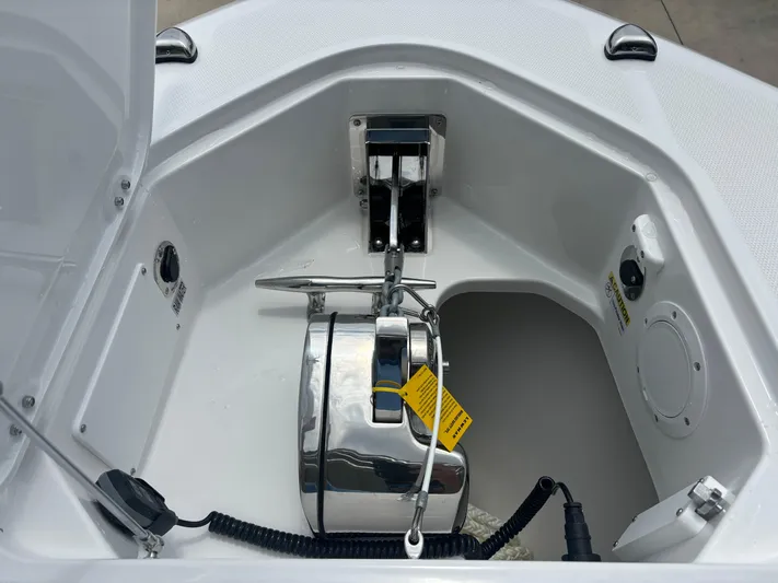  Yacht Photos Pics 2025 Everglades 395 Cc - Image 7