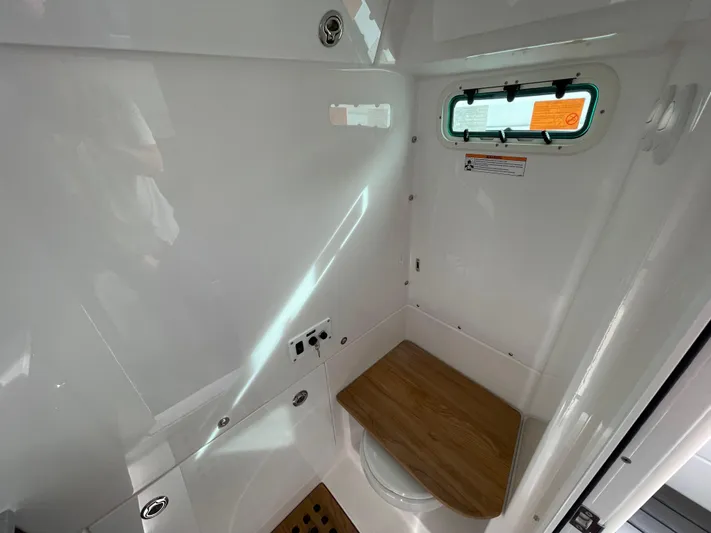  Yacht Photos Pics 2025 Everglades 395 Cc - Image 5