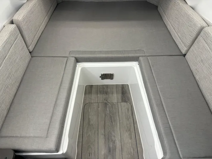  Yacht Photos Pics 2025 Everglades 395 Cc - Image 10