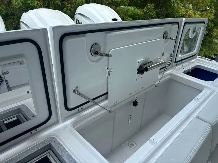  Yacht Photos Pics 2025 Everglades 395 Cc - Image 6