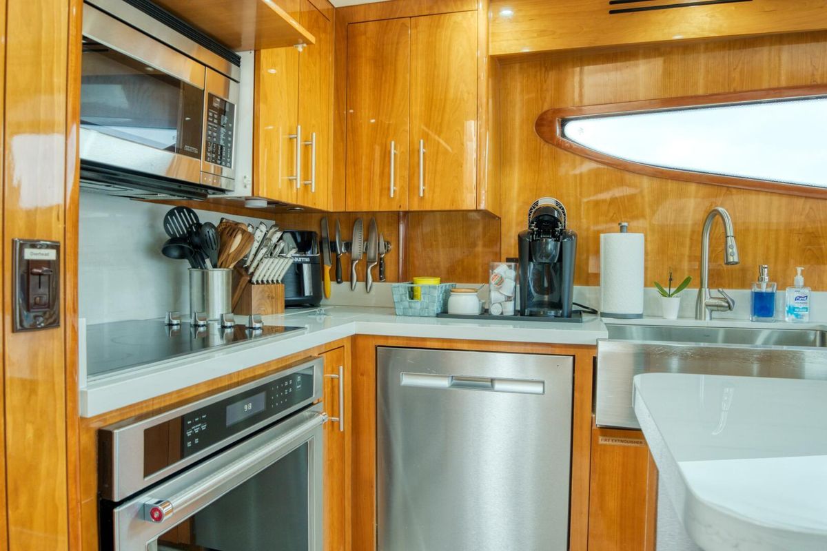 2007 Hatteras 80 